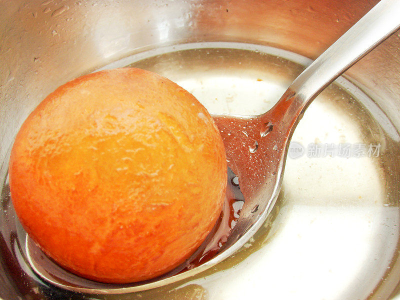 印度甜品“gulab jamun”。